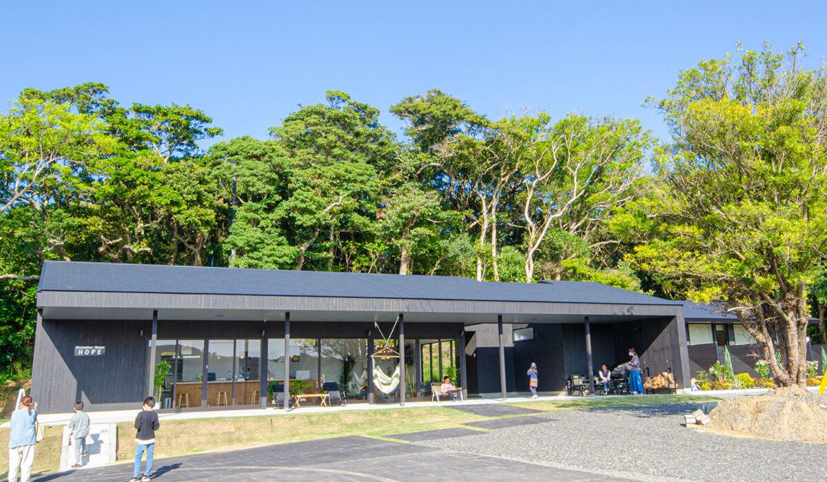 森に囲まれたワーケーション棟の全景