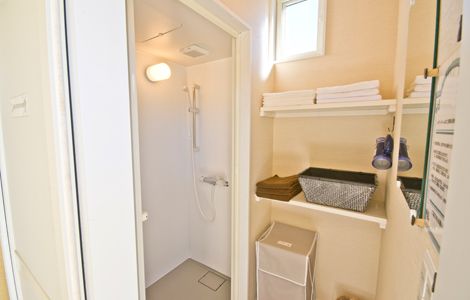 タオルが並ぶ別館1階のシャワーブース